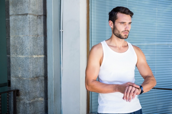 sportlicher-mann-im-weissen-tanktop-tanktops-richtig-kombinieren