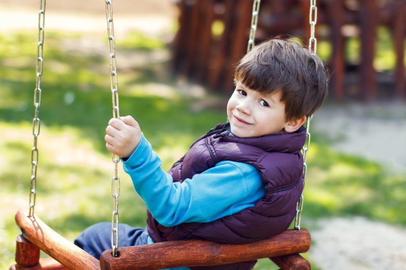 Mit Westen für Kinder warm aus dem Winter