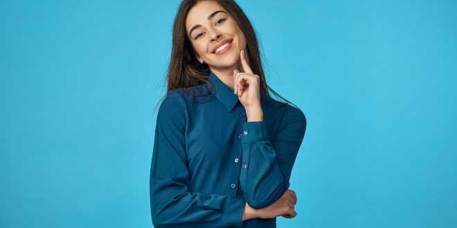 Frau im blauen Hemd - Schicke Twillhemden