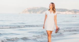 Frau am Strand im Shirtkleid