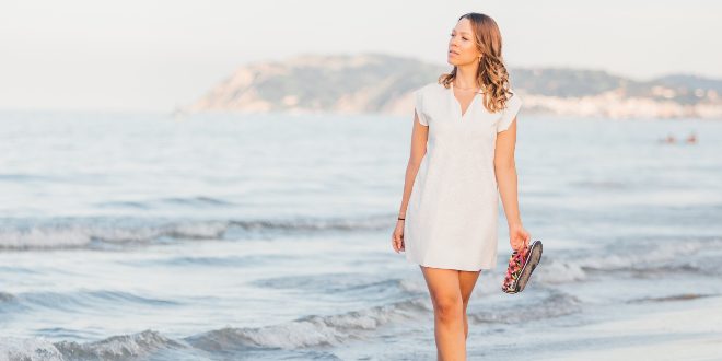 Frau am Strand im Shirtkleid