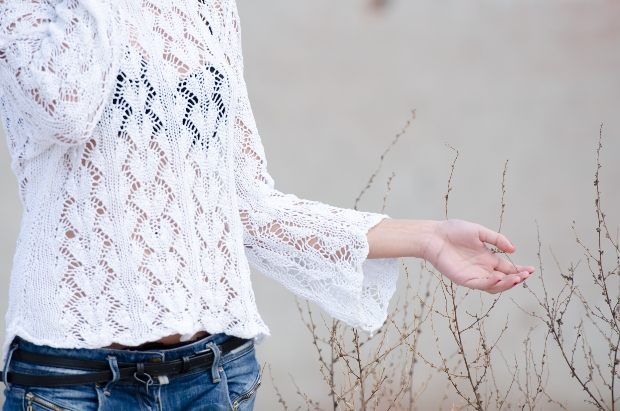 Transparente Bluse mit einem schwarzen BH darunter