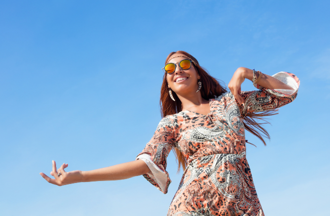 Frau im Hippie-Style - Sommer-Outfits 2020