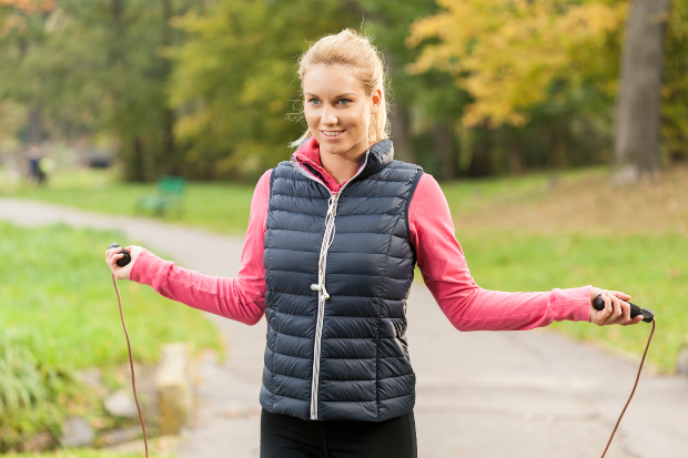 Frau beim Seilspringen mit Sportweste