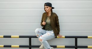 Frau mit Baseball-Cap und Jeans Outfit - Coole Sommerkappen