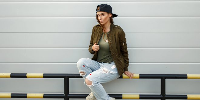 Frau mit Baseball-Cap und Jeans Outfit - Coole Sommerkappen