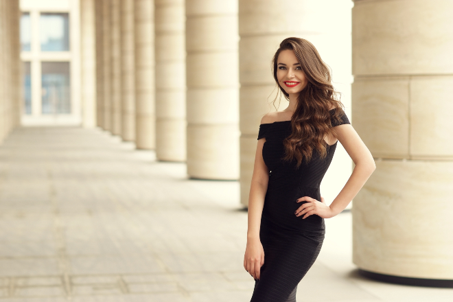 Frau in sexy Kleid - Ausgeh-Outfits für Damen