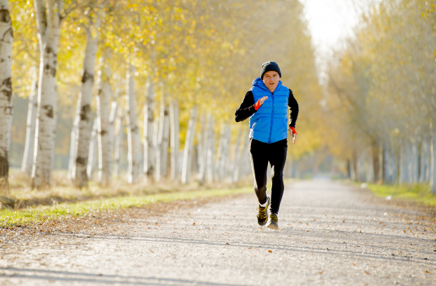 Mann joggt im Park