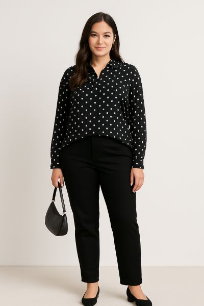 Gepunktete Bluse mit einfarbiger Hose und schlichten Accessoires
