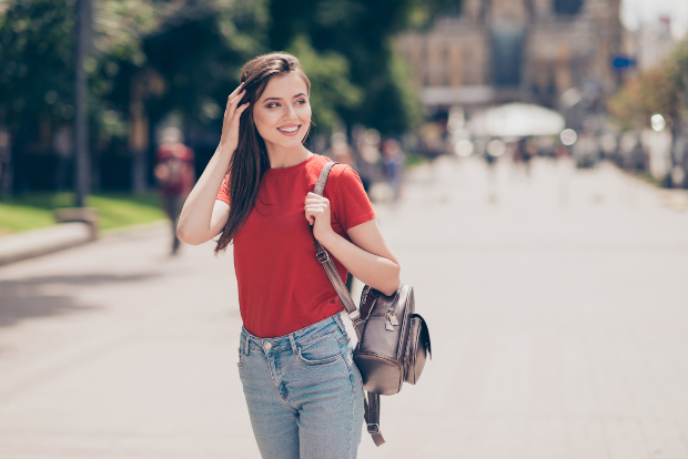 Junge Frau in rotem T-Shirt und Jeans Hose - Leichte Kleidung für den Sommer