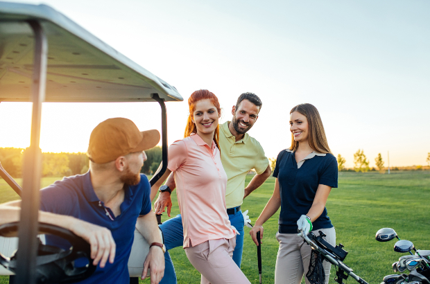 Grupper junger Leute beim Golfen mit Polohemden