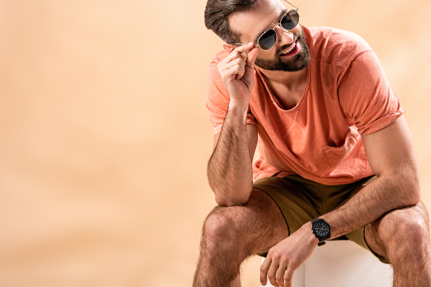 Junger Mann in T-Shirt und Bermuda-Shorts - Leichtes Outfit für zuhause