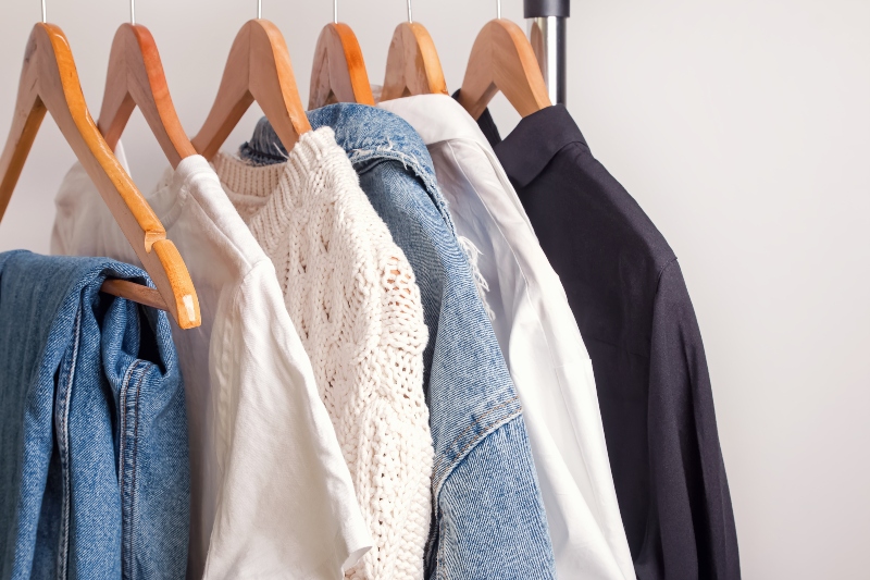 Minimalistischer Kleiderschrank