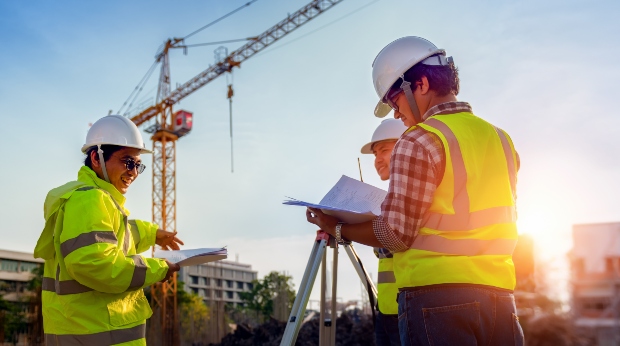 Männer in Sicherheitskleidung auf einer Baustelle