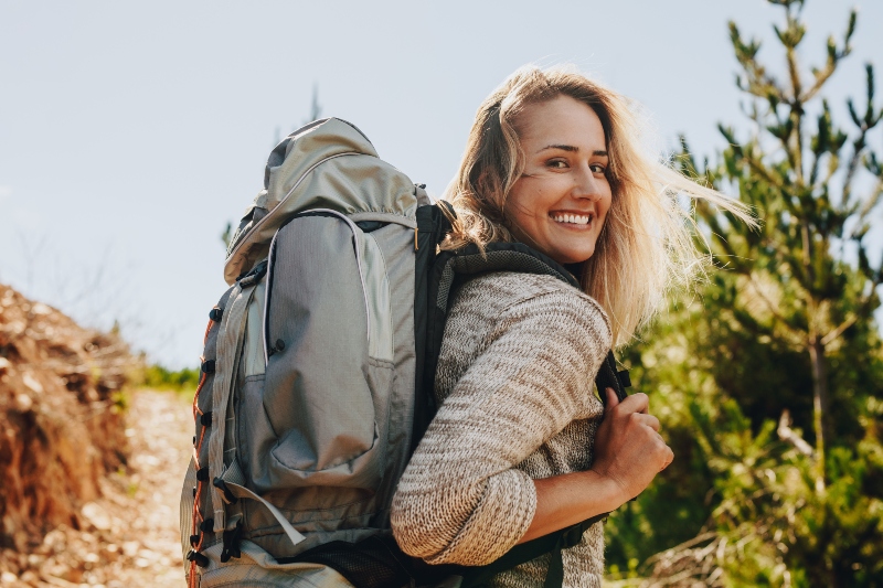 Frau wandert in der Natur Backpacks