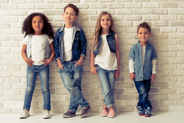 Kinder in Jeans Kleidung - Kindermode 2020