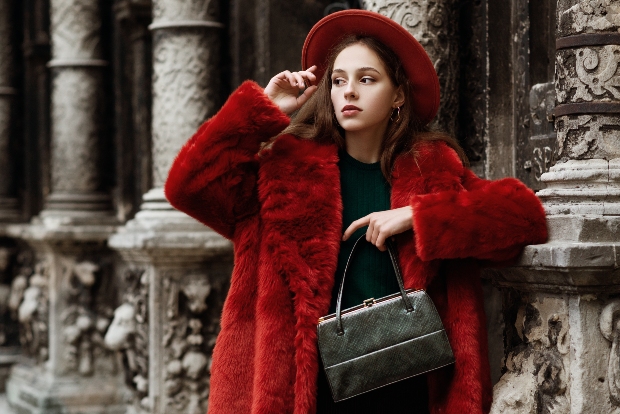 Dame mit roter Fake-Fur Jacke