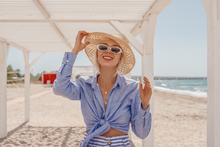 Frau in einer blauen Leinenbluse