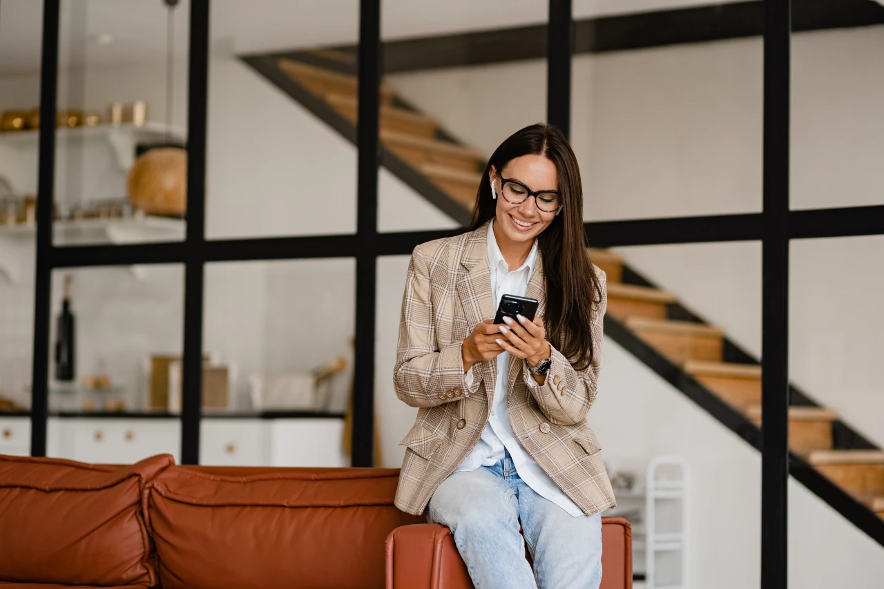Der Blazer wertet ein Jeans-Outfit immer ein Stück weit auf . Beige Blazer mit heller Jeans und weißem Hemd