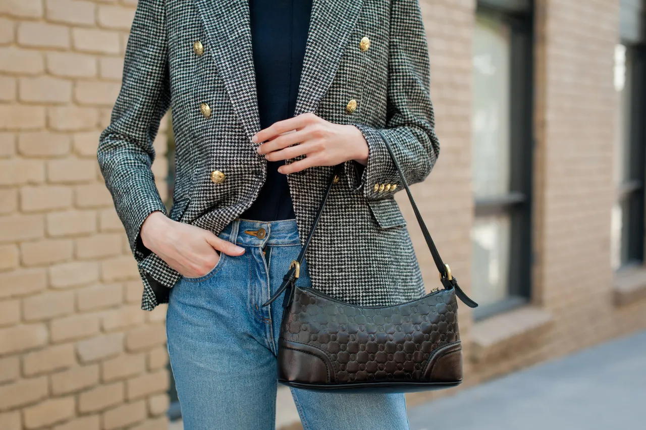 Blazer im Military Style mit Knopfleisten auf jeder Seite. Blazer in Military Style mit Knopfleisten auf jeder Seite