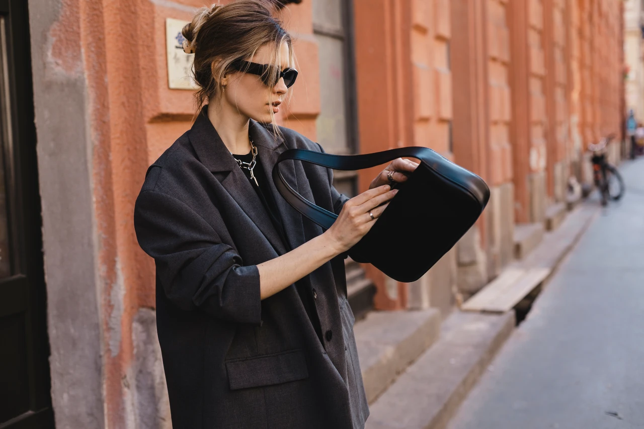 Oversized Blazer im Boyfriend-Look sind angesagter denn je. Oversized Boyfriend-Blazer in Schwarz mit schwarzem Shirt kombiniert