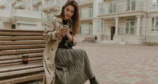 Preppy Style Dame mit Trenchcoat