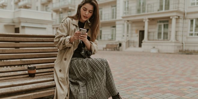 Preppy Style Dame mit Trenchcoat