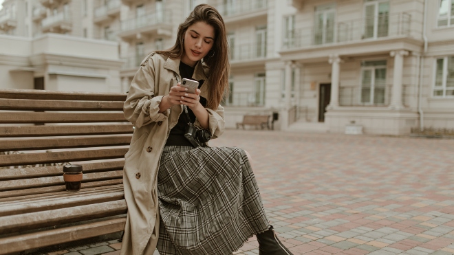Preppy Style Dame mit Trenchcoat