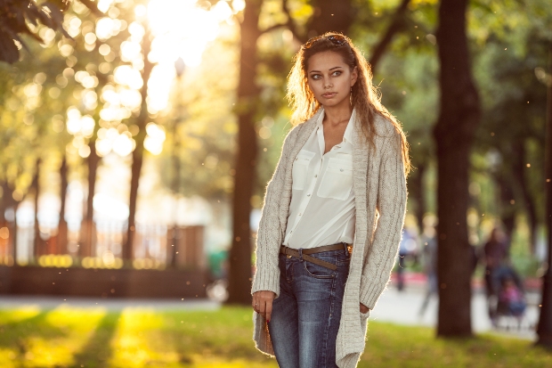 Dame im casual style mit Strickjacke