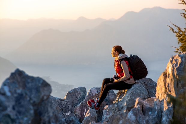 Frau auf Wanderung mit Steppweste