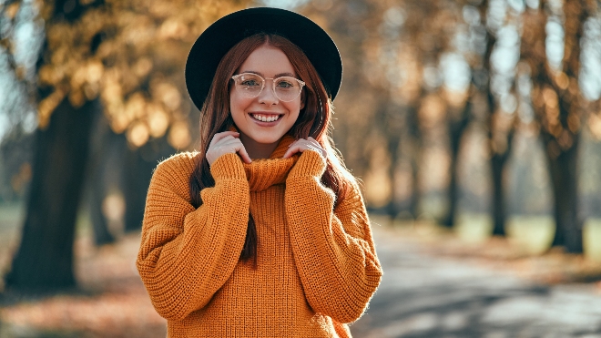 Frau im Winterpullover