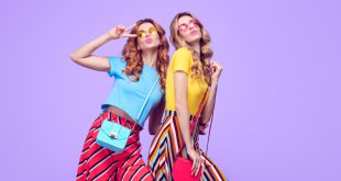 Zwei junge Frauen im bunten Outfit - verspielte Mode