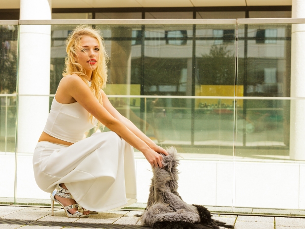 Frau mit weißer Culotte und Crop Top