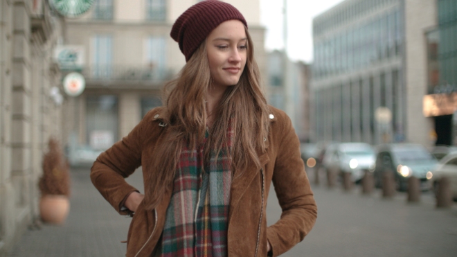 Frau im Winterbeanie