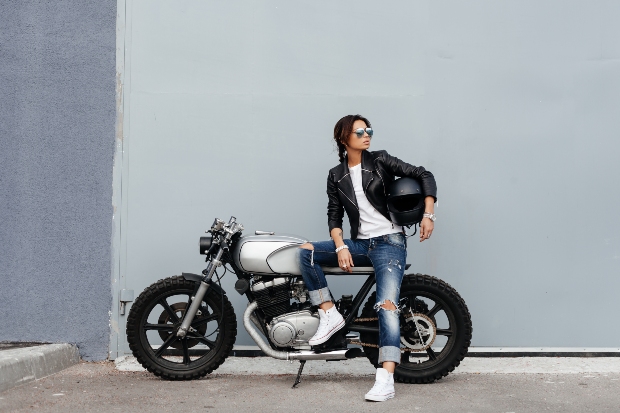 Frau im Biker Girl Outfit auf dem Motorrad