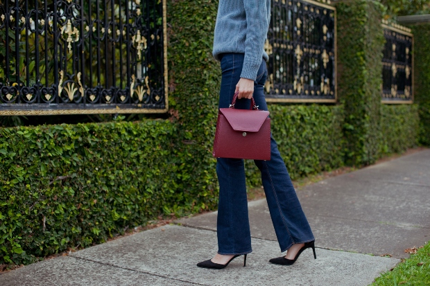 Frau mit Bootcut Jeans