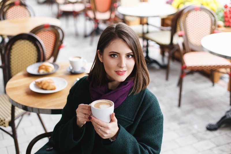 franzoesischer-kleidungsstil-kaffee