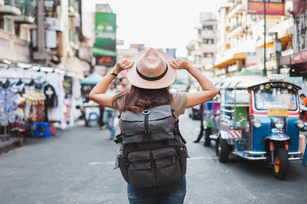 Frau mit Tagesrucksack in der Stadt