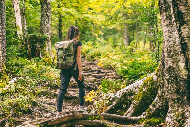 Frau mit Tagesrucksack zum Wandern