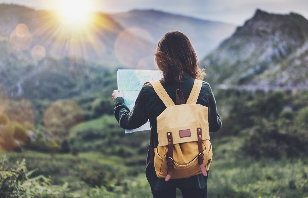 Frau mit gelbem Tagesrucksack