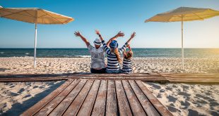 Familie mit Streifenshirts am Strand