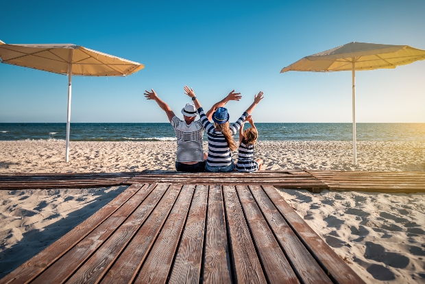 Familie mit Streifenshirts am Strand