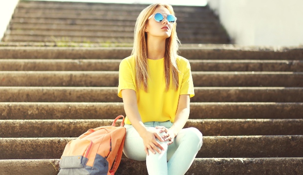 Junge Frau in T-Shirt und Jeans