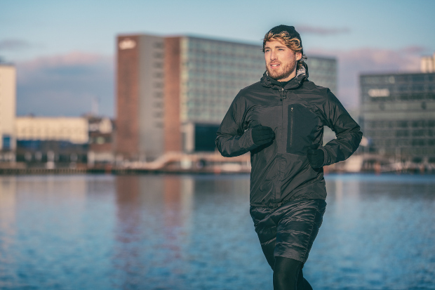 Ein Mann joggt mit der optimalen Running-Bekleidung bei herbstlicher Witterung