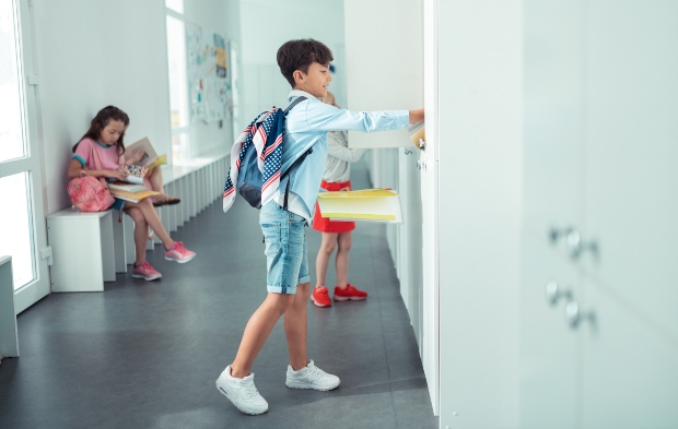 Junge mit Sneakers in der Schule - Trends der Kindersommermode