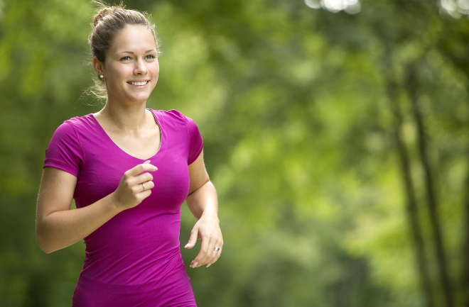 Junge Frau joggt im rosafarbenen T-Shirt - Coole Sportshirts machen Spass