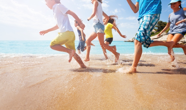 Kinder in Sommerkleidung am Strand - Trends der Kindersommermode