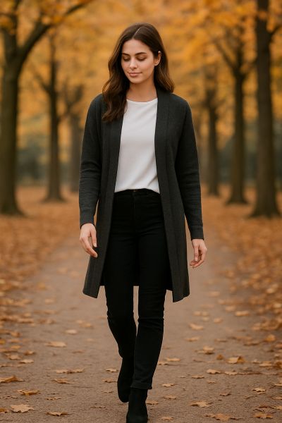 Herbstlicher Casual-Layering-Look mit Jeans, Hemd und T-Shirt. unge Frau trägt ein herbstliches Layering-Outfit mit weißem T-Shirt, offenem kariertem Hemd und Jeans auf einer Strasse im Herbst.