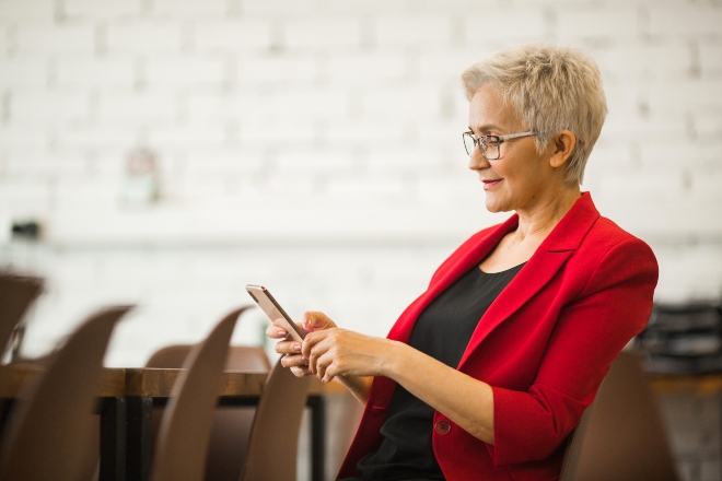 modische Dame - Mode für Frauen ab 50