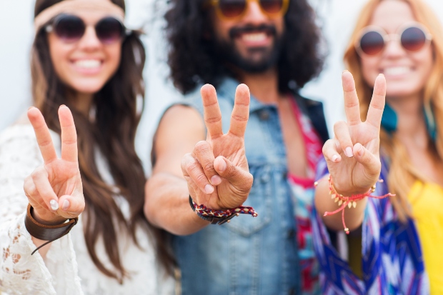 Hippies, die das Friedens Zeichen machen - Yippie Style